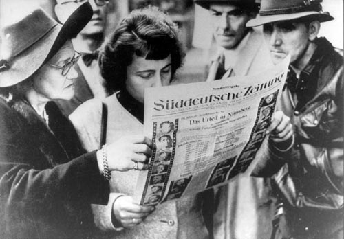 Leserinnen und Leser einer Sonderausgabe der „Süddeutschen Zeitung“, 1. Oktober 1946