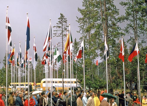 100 Jahre Yellowstone-Nationalpark (1972): Versammlung der internationalen Delegierten bei der Feier am Madison-Museum