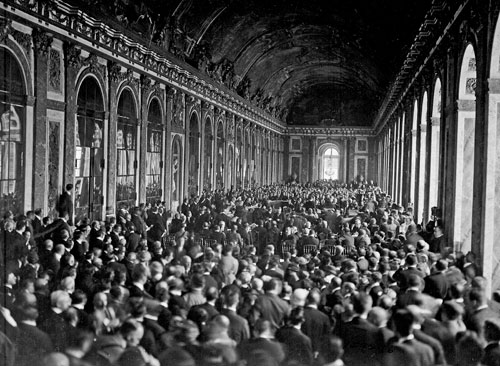 Wie ein Konzertsaal: Die Unterzeichnung des Friedensvertrags im Spiegelsaal von Versailles am 28. Juni 1919 war eine in der früheren Diplomatie in dieser Form noch nicht bekannte Großveranstaltung.