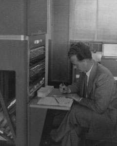 Heinz Schappert, ein Mitarbeiter des Instituts für Praktische Mathematik der Technischen Hochschule Darmstadt, am Elektronenrechner IBM 650, 1956 in Sindelfingen