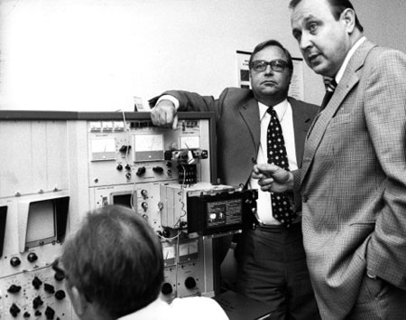 Horst Herold und Hans-Dietrich Genscher im Labor des Bundeskriminalamts (BKA), 1973