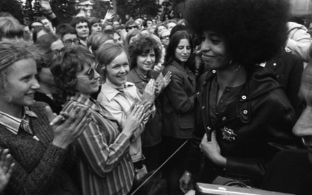Ost-Berlin, 11. September 1972:brAngela Davis wird von einem überwiegend jungen Publikum empfangen.