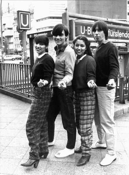 Die Popper Edith, Danny, Judy und Dieter posieren am 23. Oktober 1980 auf dem Berliner Kurfürstendamm