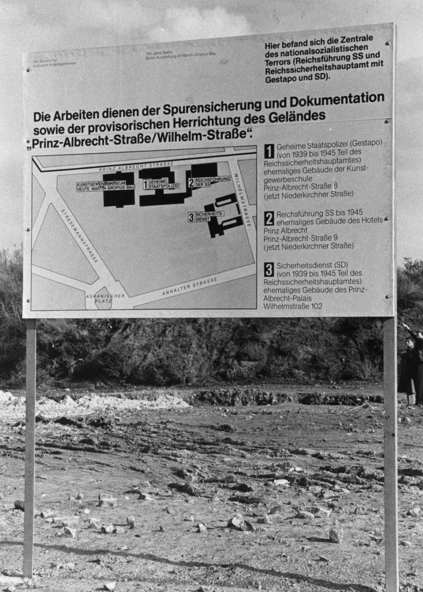 Abb. 9: Informationstafel am ehemaligen Gelände von Gestapo, SS und Sicherheitsdienst (SD), 1986.