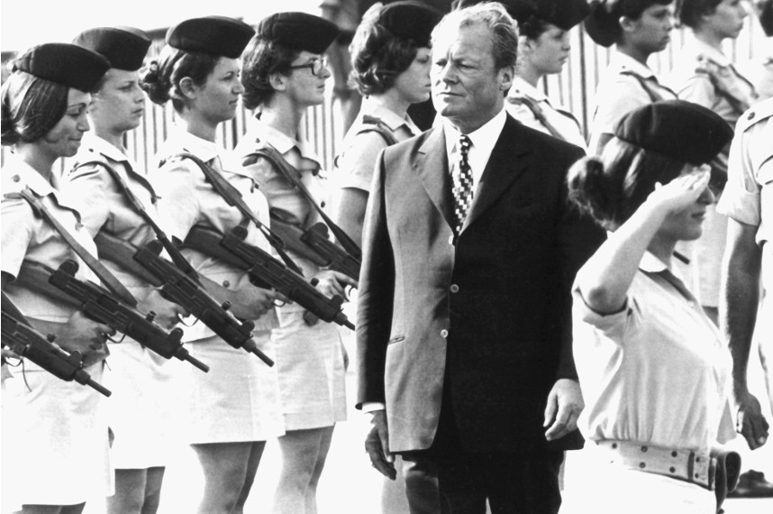 Als erster deutscher Bundeskanzler besuchte Willy Brandt (SPD) im Juni 1973 Israel. Auf dem Flughafen von Tel Aviv schritt er eine Ehrenformation weiblicher Soldaten ab. (picture-alliance/dpa)