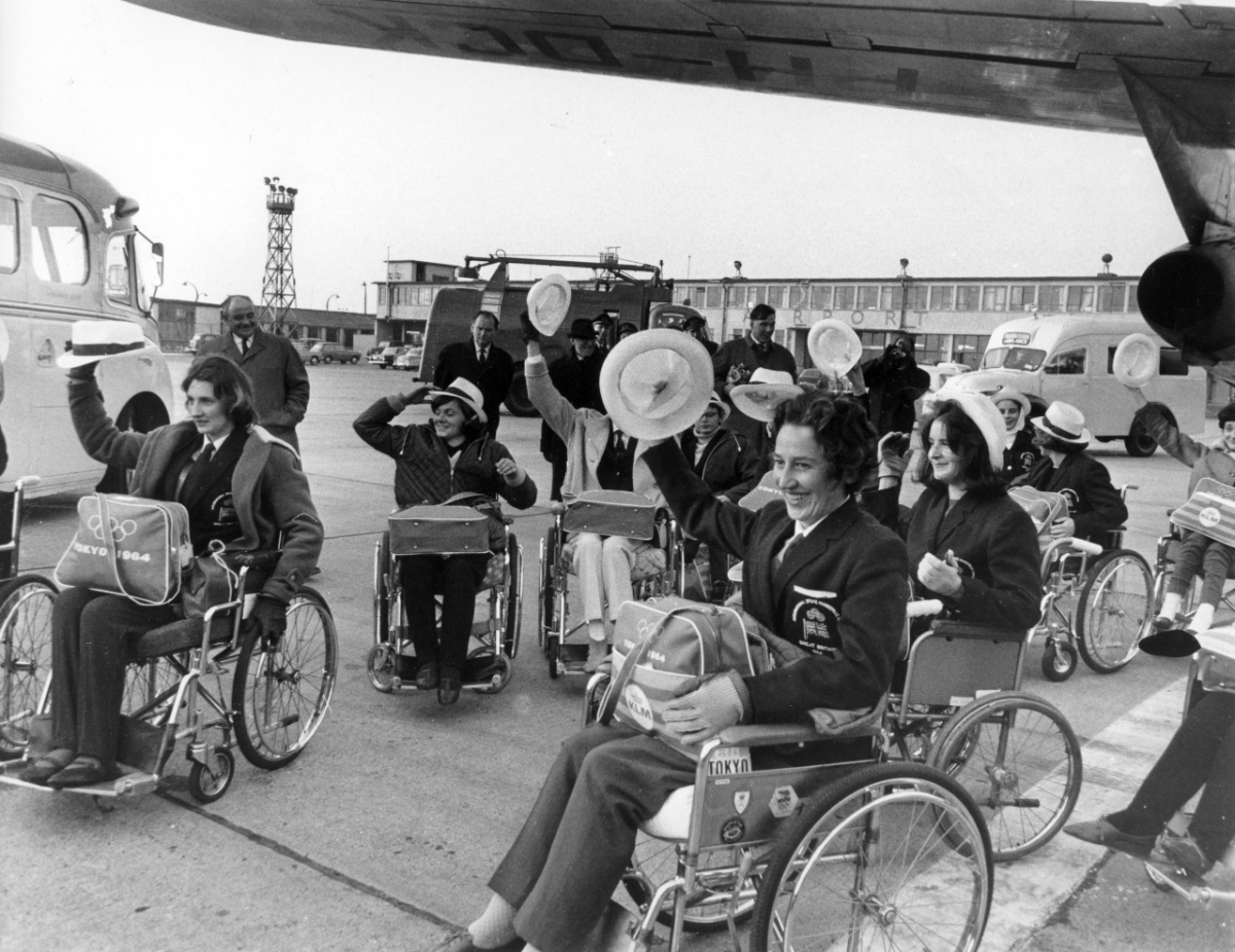 Englische Sportlerinnen vor dem Abflug zu den II. Paralympischen Sommerspielen in Tokio, November 1964