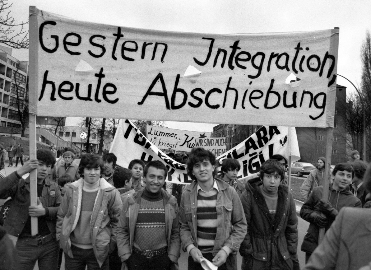 West-Berlin, November 1981: Türkische Staatsangehörige demonstrieren gegen Abschiebungen und die Widersprüchlichkeit bundesdeutscher Integrationspolitik. In West-Berlin richtet sich der Protest besonders gegen den Innensenator Heinrich Lummer (CDU). (picture-alliance/zb/Paul Glaser [1941–2022])