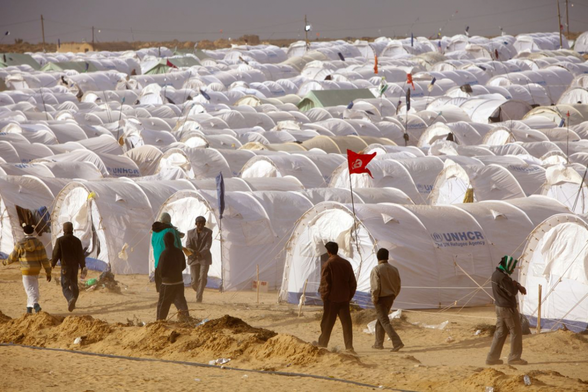 Ben Guerdane, 2011: Internationale Akteure errichten ganze Zeltstädte in der tunesischen Wüste, um Migrant*innen unterzubringen, die vor dem Bürgerkrieg in Libyen geflohen sind. (Caro/Trappe/Süddeutsche Zeitung Photo)