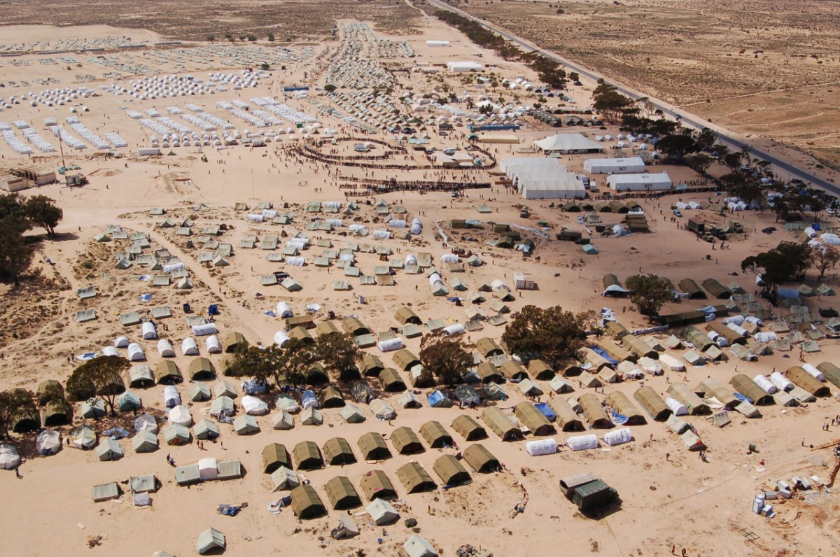 Tunesisch-libysche Grenze, 2011: Das Camp Choucha in der tunesischen Wüste wird zum zentralen Aushandlungsort von Flüchtlingsrechten und zum Symbol des migrantischen Widerstandes im post-revolutionären Tunesien. (Wikimedia Commons, Tab59 from Düsseldorf, Allemagne, CampChouchaTunisie 2, CC BY-SA 2.0)