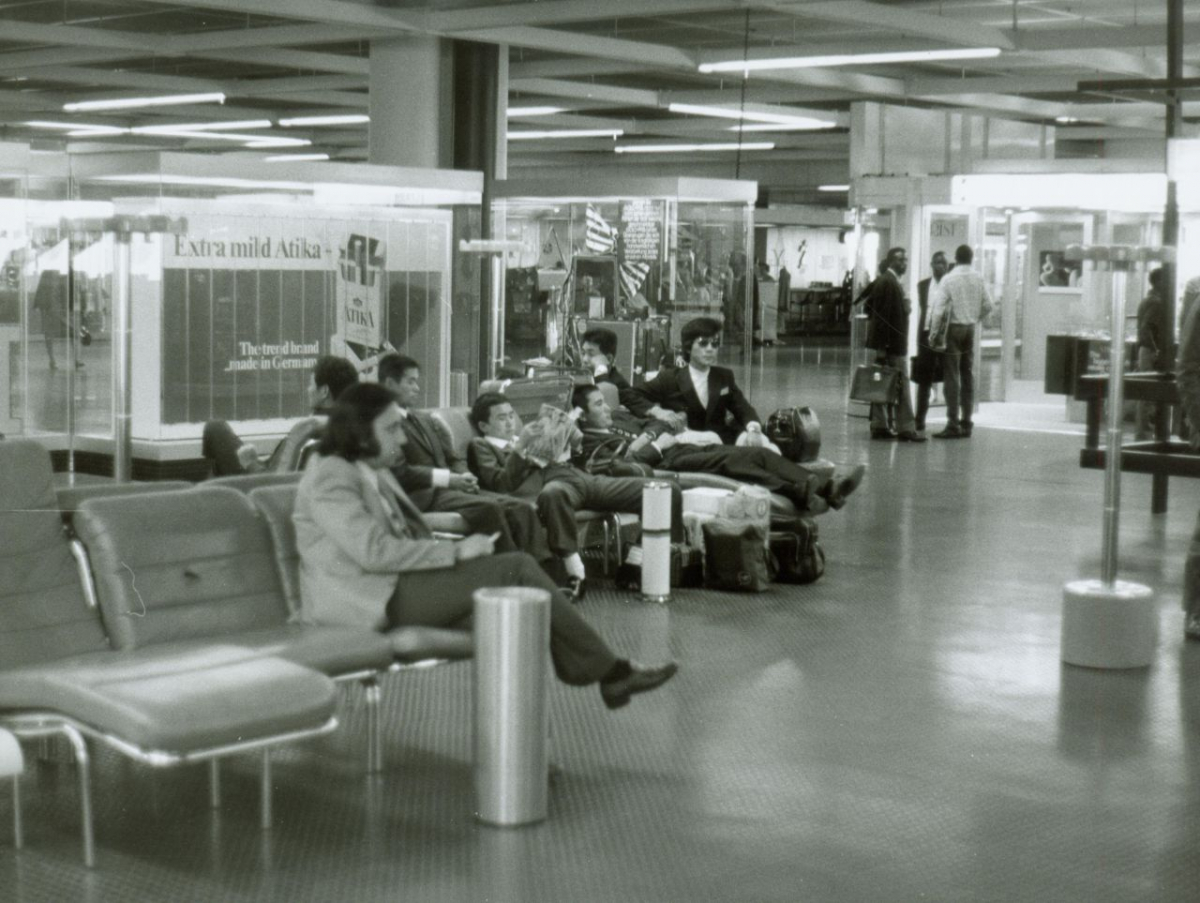 Internationales Reisepublikum im Transitbereich B des Terminals 1 in Frankfurt a.M., 1970er-Jahre. In diesem Bereich warteten zwischen 1980 und 1988 über 40.000 Asylbewerber:innen auf die Einreise-Erlaubnis. (Milan Skaryd, Fraport AG, Fraport Archiv)