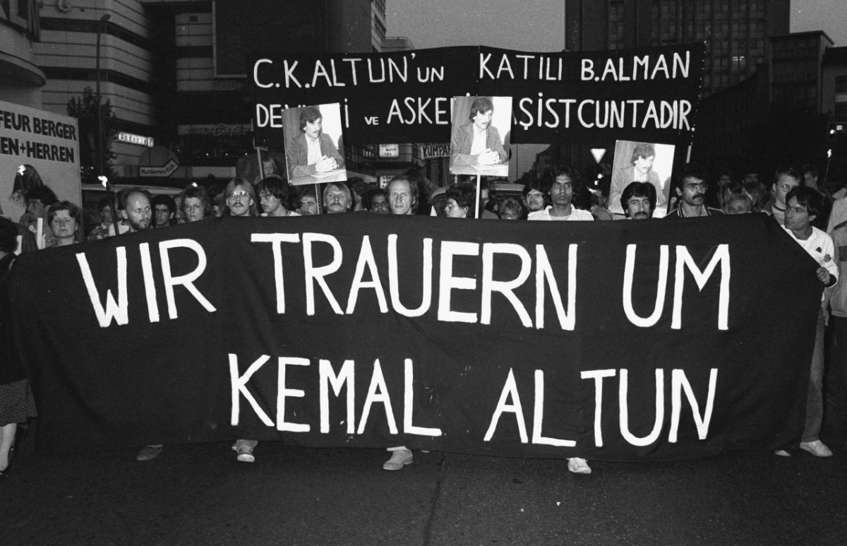 Schweigemarsch im Gedenken an Cemal Kemal Altun (1960–1983), West-Berlin, 4. September 1983 (Manfred Kraft/Umbruch Bildarchiv)