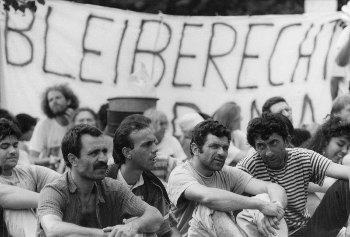 Demonstration im Juli 1993 für ein Bleiberecht von Rom*nja, die im Kirchenasyl auf dem Gelände der KZ-Gedenkstätte Dachau Schutz vor Abschiebung suchten und gegen das deutsch-rumänische »Rücknahmeabkommen« protestierten