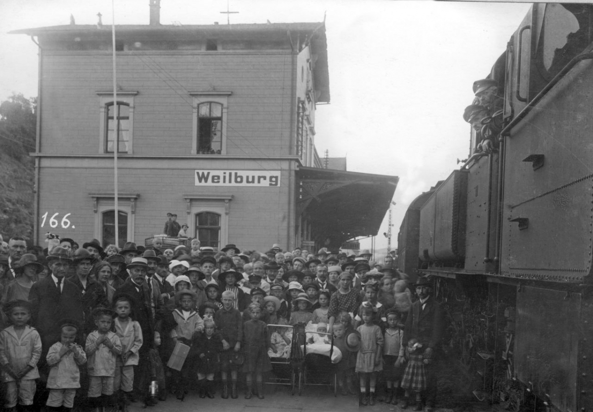 Im Verlauf des passiven Widerstandes gegen die Besatzung des Rheinlandes wurden Koblenzer Eisenbahner mit ihren Familien ausgewiesen und per Zug in das rund 70 Kilometer östlich gelegene Weilburg geschickt. (Süddeutsche Zeitung Photo, 1920er-Jahre)