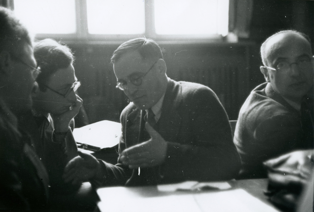  Nachman Blumental (Mitte) im Gespräch mit Kollegen der Jüdischen Historischen Kommission in Polen (Łódź, ca. 1946/47) (Yad Vashem Archives, Sign. 1427/145; Foto: Nachman Zonabend [1918–2006]) Nachman Blumental (Mitte) im Gespräch mit Kollegen der Jüdischen Historischen Kommission in Polen (Łódź, ca. 1946/47) (Yad Vashem Archives, Sign. 1427/145; Foto: Nachman Zonabend [1918–2006])