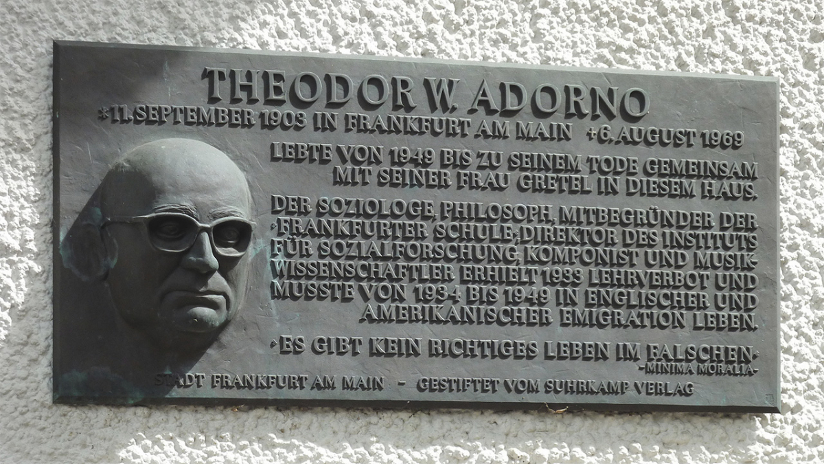 »Es gibt kein richtiges Leben im falschen« (Minima Moralia). Gedenktafel für Adorno, eingeweiht 1994, an seinem Wohnhaus der Jahre 1949–1969 im Kettenhofweg in Frankfurt a.M., Bronzetafel mit Portrait, 50 x 103 cm, gestaltet von Günter Maniewski