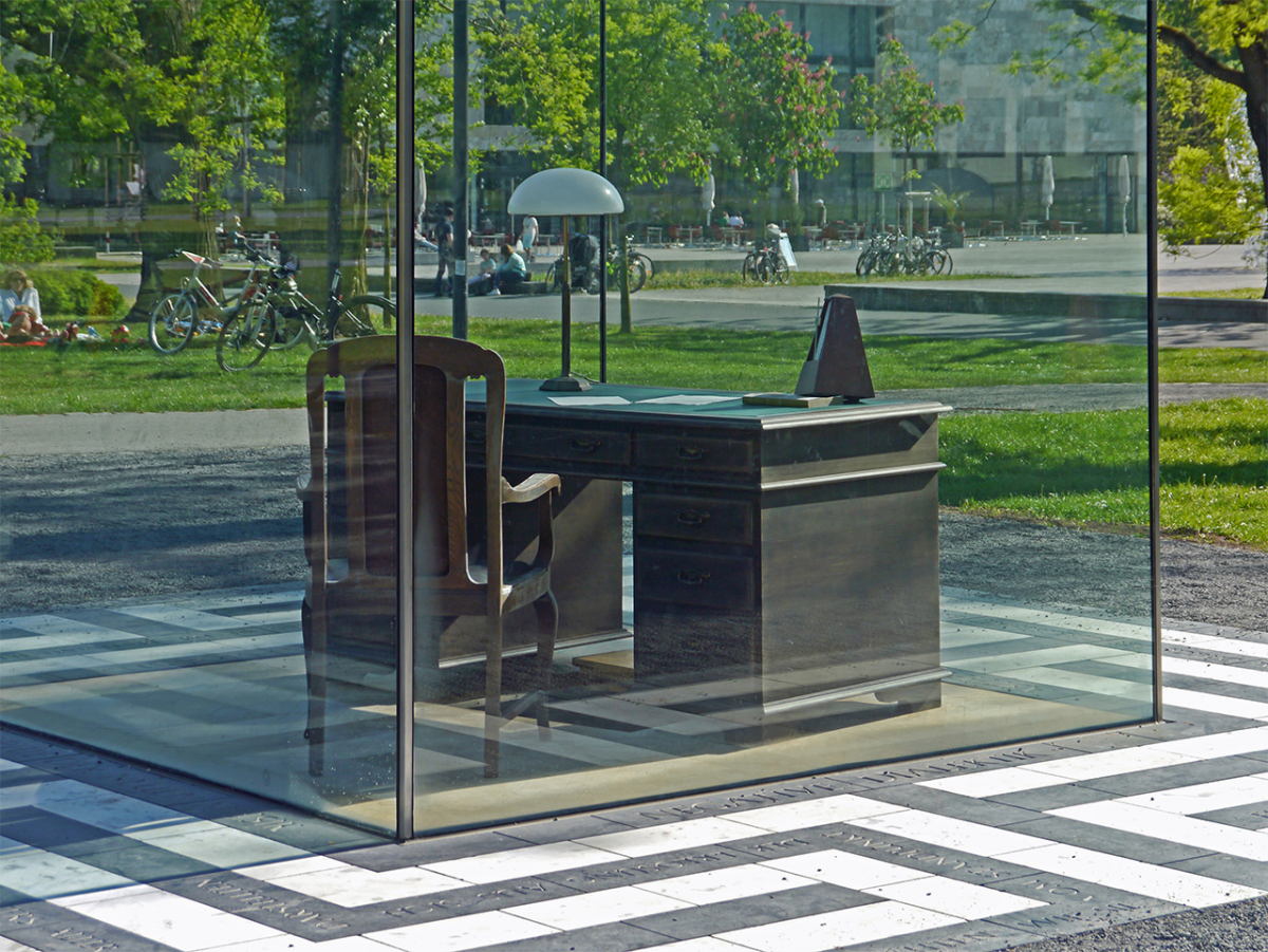 Adorno-Denkmal auf dem Campus Westend in Frankfurt a.M., gestaltet von Vadim Zakharov. Das Werk wurde 2003 zunächst auf dem damaligen Theodor-W.-Adorno-Platz in Frankfurt-Bockenheim eingeweiht, 2016 dann an den heutigen Standort auf dem Universitätsgelände gebracht.