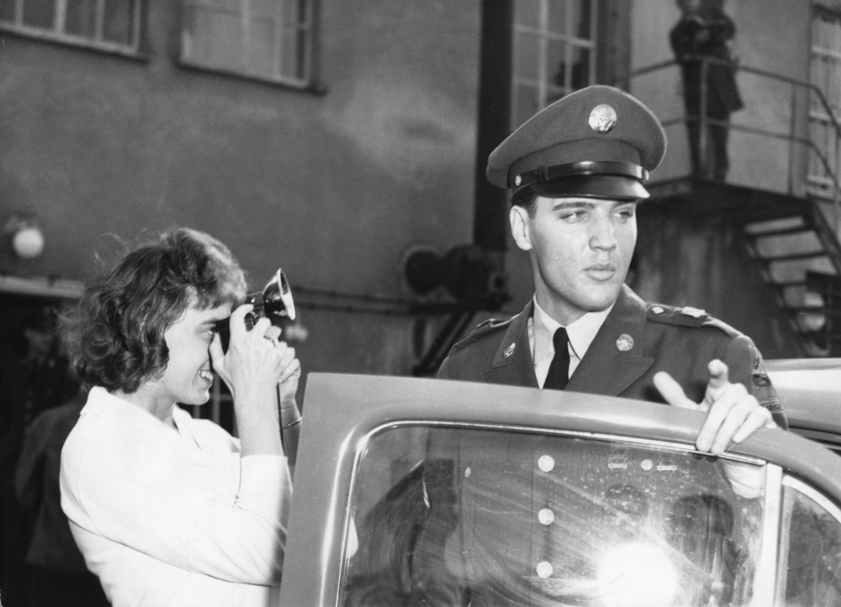 Elvis Presley (1935–1977) bei seiner Ankunft zu einer Pressekonferenz in der US-amerikanischen Militärkaserne im hessischen Friedberg, 24. Februar 1960 (picture-alliance/Keystone)