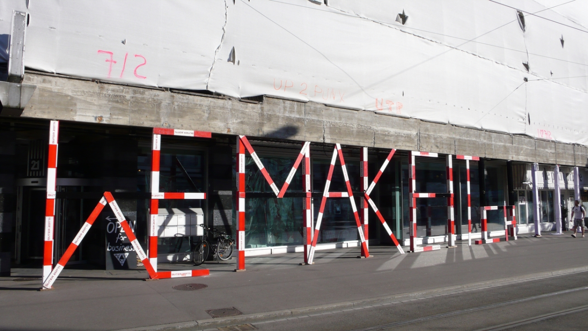 Baustellenästhetik: Gerüst mit wemakeit.ch, Zürich 2012 (Foto: Privatarchiv Michael Surber [p])