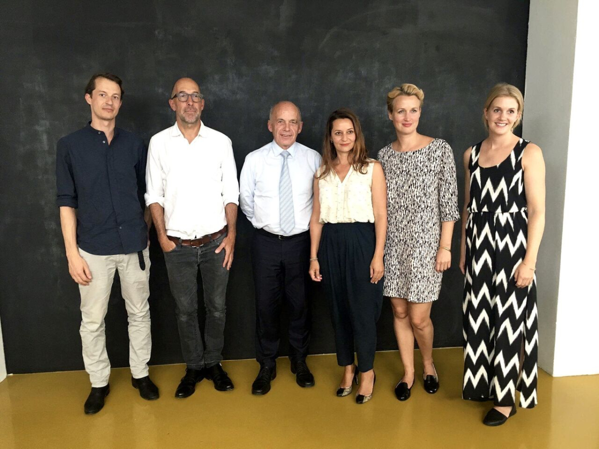 Bundesrat Ueli Maurer (dritter von links) zu Besuch bei wemakeit in Zürich, 2017 (Foto: Privatarchiv Michael Surber [p])