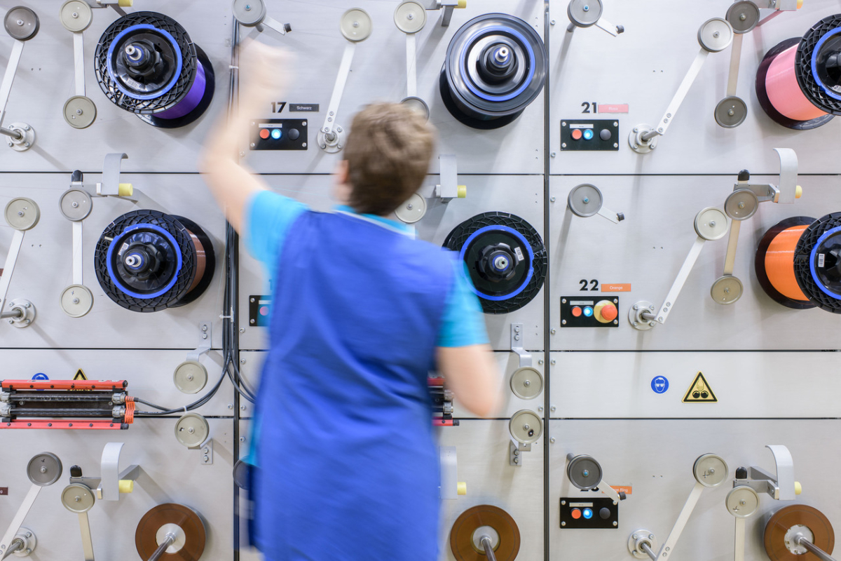 Herstellung von Datenkabeln aus farbigen Glasfasern in der Fabrik der Dätwyler IT Infra AG in Altdorf, Kanton Uri (Foto: Marc Latzel, Oktober 2019) Herstellung von Datenkabeln aus farbigen Glasfasern in der Fabrik der Dätwyler IT Infra AG in Altdorf, Kanton Uri (Foto: Marc Latzel, Oktober 2019)