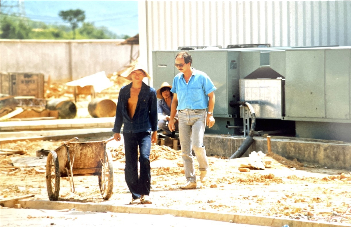 Chinese and Swiss workers in front of the traction substation near Foshan/Guangdong. It had to be connected to the high-voltage power lines in the background. (photo: Marco Müller (p), August 1987)