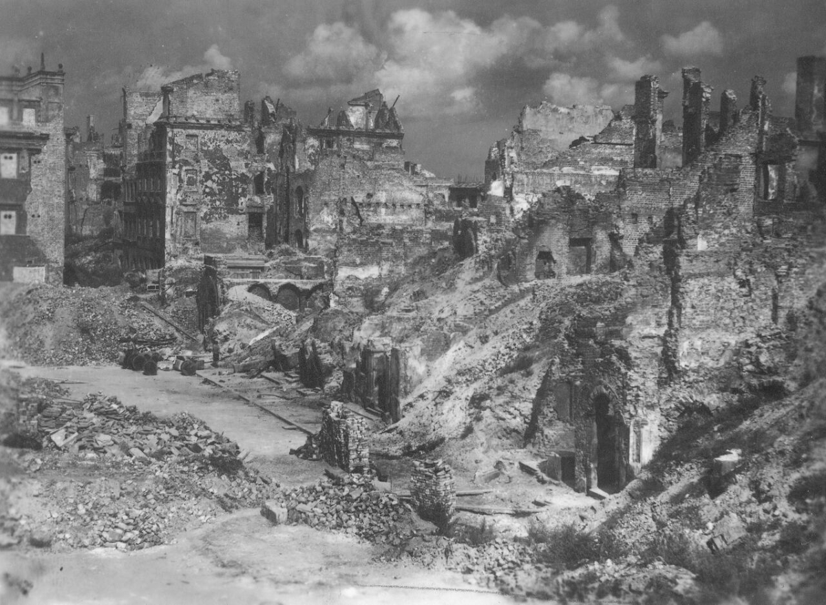 Old Town in Warsaw, 1947. Almost six years of German occupation transformed the city into an alien landscape of ruins and rubble. Such documentary photos, which also serve as icons of indictment of German war guilt, were used in press materials of different kinds. Many of these photos were never published. (Narodowe Archiwum Cyfrowe/National Digital Archives, Socialist Press Agency, 3/3/0/47/1127; Public Domain) Old Town in Warsaw, 1947. Almost six years of German occupation transformed the city into an alien landscape of ruins and rubble. Such documentary photos, which also serve as icons of indictment of German war guilt, were used in press materials of different kinds. Many of these photos were never published. (Narodowe Archiwum Cyfrowe/National Digital Archives, Socialist Press Agency, 3/3/0/47/1127; Public Domain)