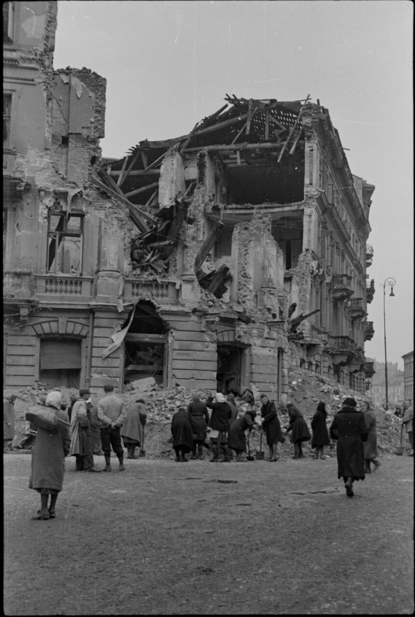 Work brigade clearing the rubble at a tenement house at 63 Mokotowska Street in Warsaw, 1945 (photo: Zofia Chomętowska [1902–1991]; Muzeum Warszawy/Museum of Warsaw, AN 51244)