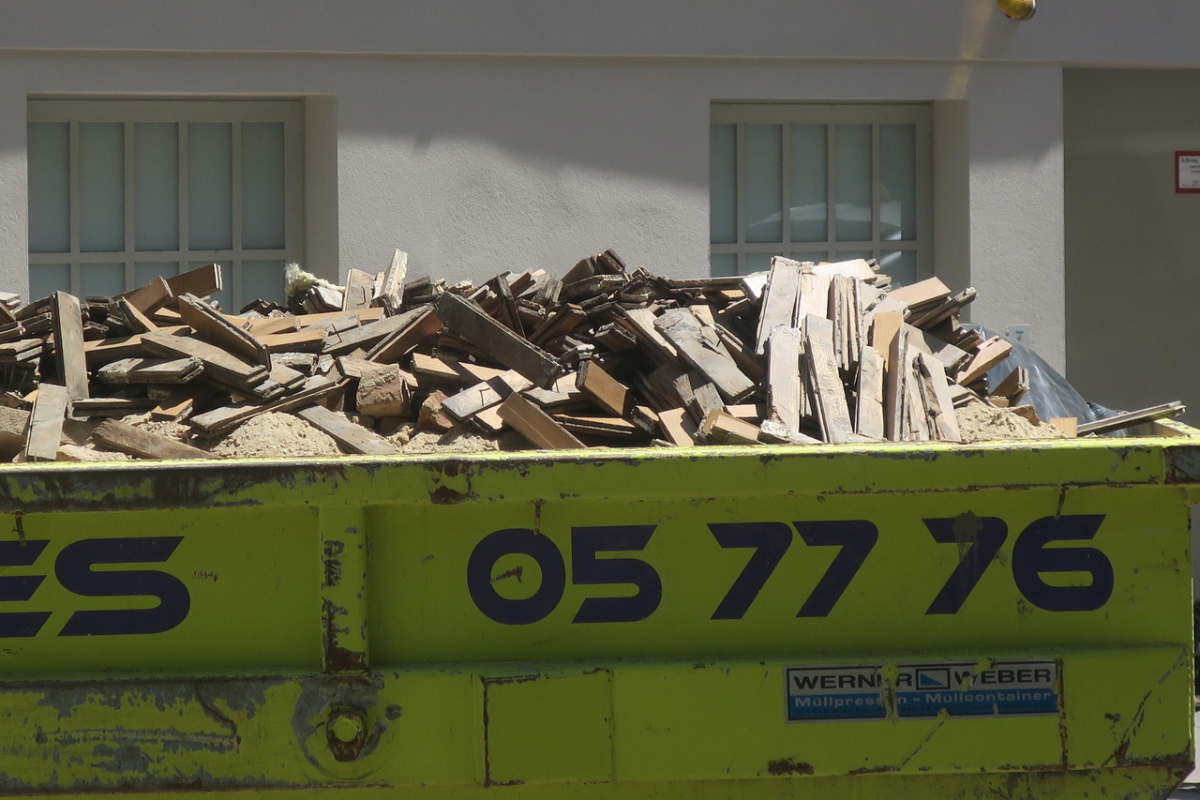 The biography of a parquet slat depends on the actors handling them. It can be thrown in a dumpster or reintegrated into a new or renovated building. (photo: Madlen Kobi, 2022)