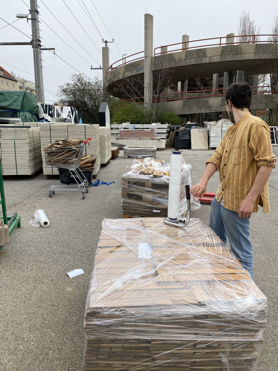 In the yard of materialnomaden, second-hand parquet slats are wrapped in plastic foil to store and resell them. Ordering salvaged building materials helps to get rid of their perception as ›waste materials‹ and raises their resale potential. (photo: Vanessa Feri, 2022)
