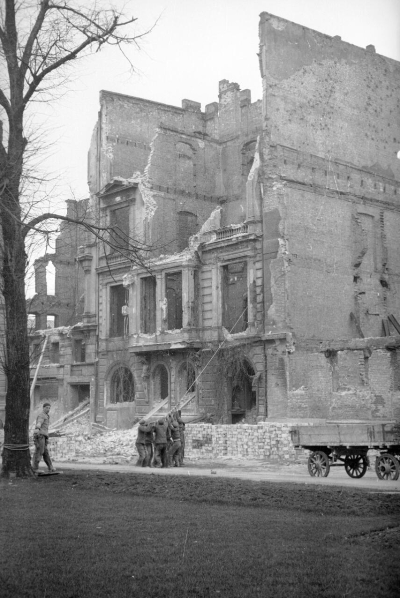 Demolition of a building damaged during the war in Wrocław, 1949. The workers are using the ›rope method‹ (pulling the wall down with a metal rope), which was the most popular way of demolishing ruins in postwar Poland. (Narodowe Archiwum Cyfrowe/National Digital Archives, Military Photographic Agency, 3/39/0/-/3061-2; Public Domain)