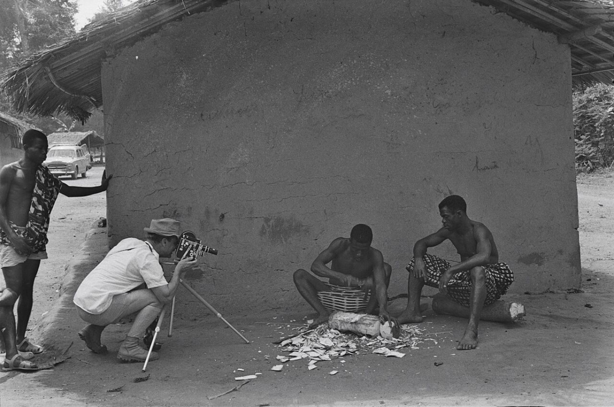 Hans Himmelheber filmte den Bildhauer Banga Sjui bei der Arbeit in Biegjue, Côte dʼIvoire, 1976. (Museum Rietberg, FHH 330-17, Fotograf*in unbekannt, © Museum Rietberg Zürich)