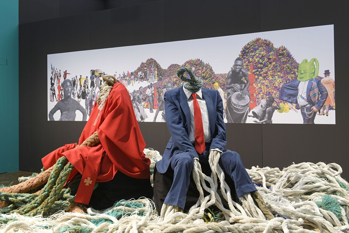 Ausstellungsansicht »Fiktion Kongo« mit der Installation »The Lord is dead, long life to the Lord« des kongolesischen Künstlers Sinzo Aanza (geb. 1990), basierend auf dem Archiv von Hans Himmelheber (Entstanden im Auftrag des Museums Rietberg, Foto: Rainer Wolfsberger, © Museum Rietberg Zürich)