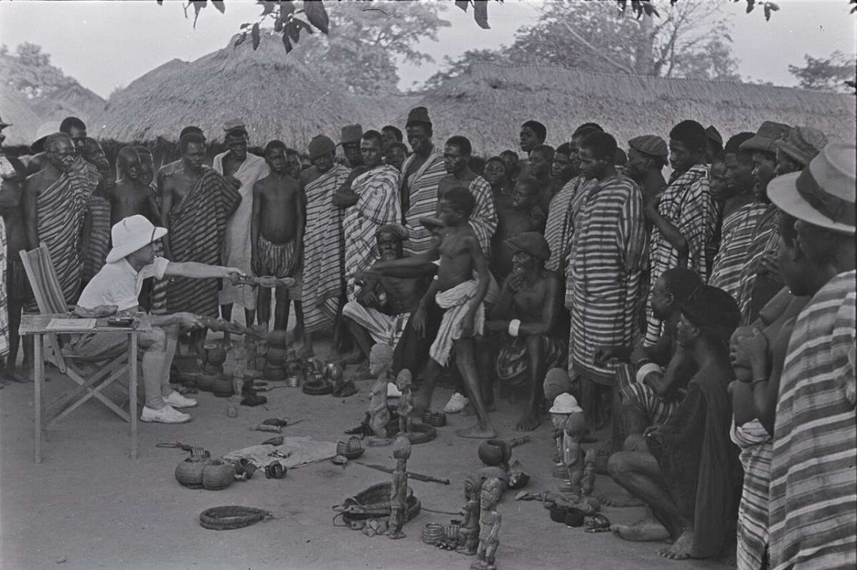 Hans Himmelheber ließ sich beim Kauf von Objekten in Saundi in der Baule-Region fotografieren, um seine Erwerbspraktiken zu dokumentieren und zu legitimieren. Côte dʼIvoire, 1934 (Museum Rietberg, FHH 82-30, Fotograf*in unbekannt, © Museum Rietberg Zürich)