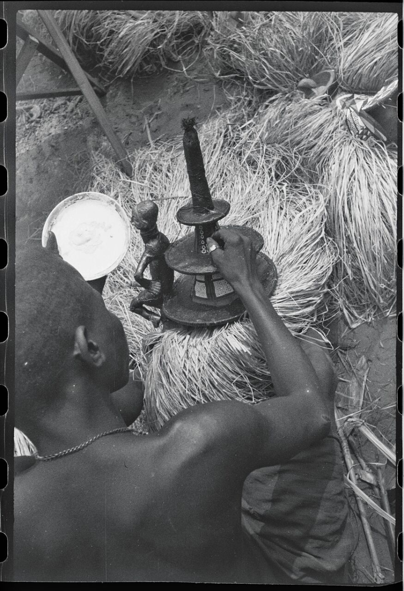 Hans Himmelheber fotografierte einen Yaka-Bildhauer beim Bemalen einer Initiationsmaske. Demokratische Republik Kongo, 1938/39 (Museum Rietberg, FHH 167-11, Foto: Hans Himmelheber, © Museum Rietberg Zürich)