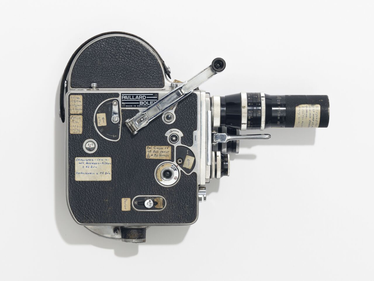 Paillard-Bolex-Filmkamera von Hans Himmelheber, mit aufgeklebten Instruktionen (Leihgabe Martin Himmelheber, Foto: Rainer Wolfsberger, © Museum Rietberg Zürich)