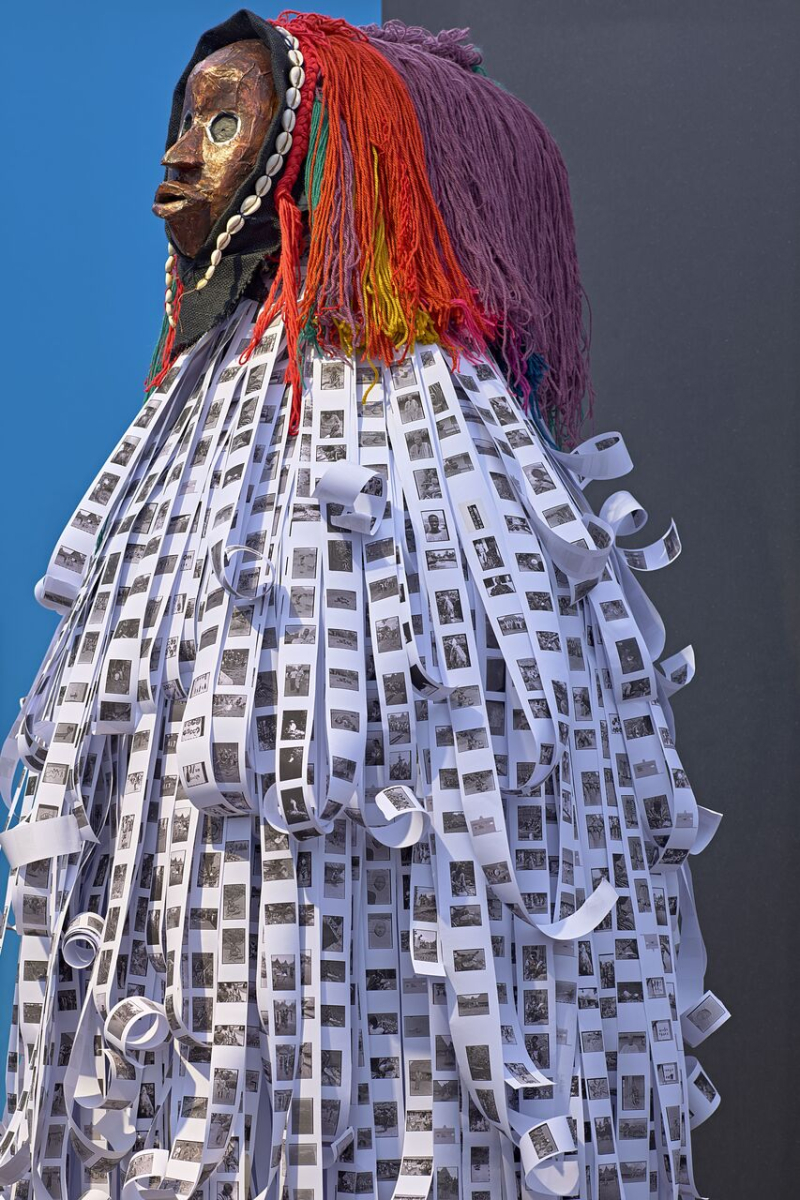 »Modern Gué Gon (Moderner Maskenjunge)« des ivorischen Künstlers Obou Gbais (geb. 1992) in der Ausstellung »Look Closer«, basierend auf Filmschnipseln des Archivs Himmelheber (Entstanden im Auftrag des Museums Rietberg, Foto: Rainer Wolfsberger, © Museum Rietberg Zürich)