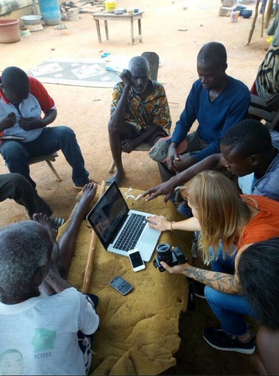 Die Ethnologin Anja Soldat, mittlerweile Kuratorin am Kulturmuseum St. Gallen, bei der Restudy zu Hans Himmelheber in Lolobo, Baule-Region, Côte dʼIvoire, 2017 (Foto: Koffi Jaures)