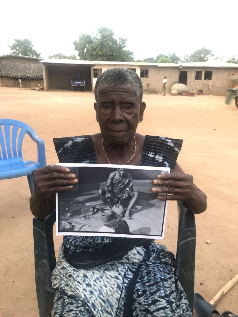 Sossossi Afue, Interviewpartnerin von Anja Soldat, mit dem von Hans Himmelheber aufgenommenen Foto ihres Vaters in Assabonou, 2019 (Foto: Anja Soldat)