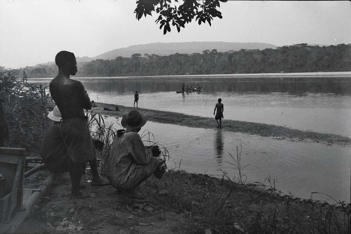 Flussüberquerung in der Yaka-Region, Demokratische Republik Kongo, 1938/39 (Museum Rietberg, FHH 164-4, Foto: Hans Himmelheber, © Museum Rietberg Zürich) Flussüberquerung in der Yaka-Region, Demokratische Republik Kongo, 1938/39 (Museum Rietberg, FHH 164-4, Foto: Hans Himmelheber, © Museum Rietberg Zürich)