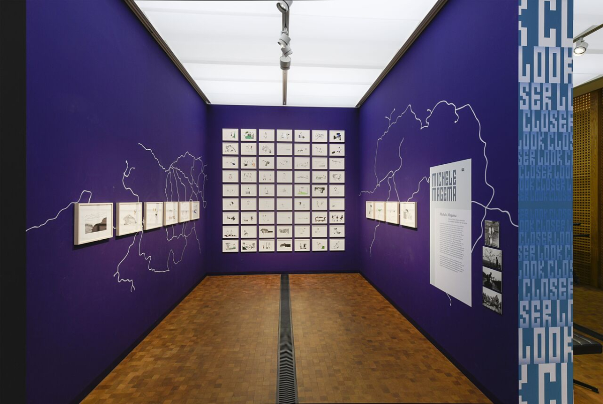 Installation von Michèle Magema, 2023: »À la rencontre de nos souvenirs ou comment marcher sur nos terres« (Entstanden im Auftrag des Museums Rietberg, Foto: Rainer Wolfsberger, © Museum Rietberg Zürich)