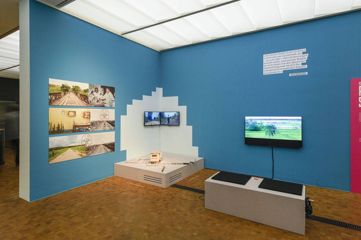 Foto- und Video-Installation des kongolesischen Künstlers David Shongo (geb. 1994) für die Ausstellung »Look Closer«, 2023 (Entstanden im Auftrag des Museums Rietberg, Foto: Rainer Wolfsberger, © Museum Rietberg Zürich) 