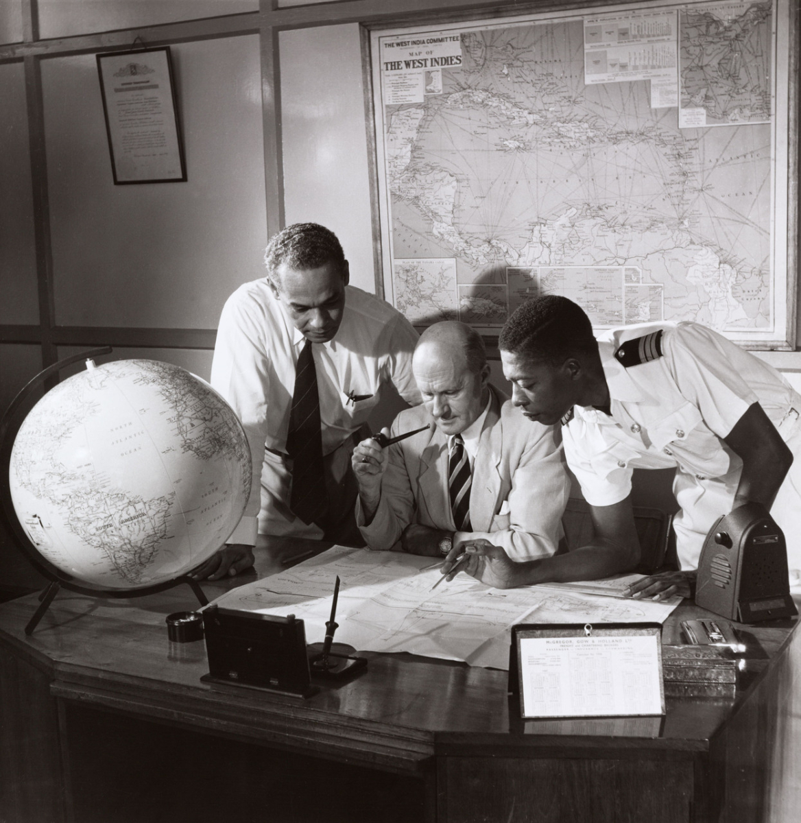 Sugar Shipping Conference in Georgetown, Britisch-Guayana, 1958. Die »karibische Moderne« wurde auch am Schreibtisch hervorgebracht: inmitten von Globen und Weltkarten, hier in der Zentrale von Booker Brothers, McConnell & Company, Zuckermonopolist auf Britisch-Guayana und multinationales Handelsunternehmen. (National Media Museum/SSPL/Süddeutsche Zeitung Photo; Foto: Walter Nurnberg [1907–1991]) 