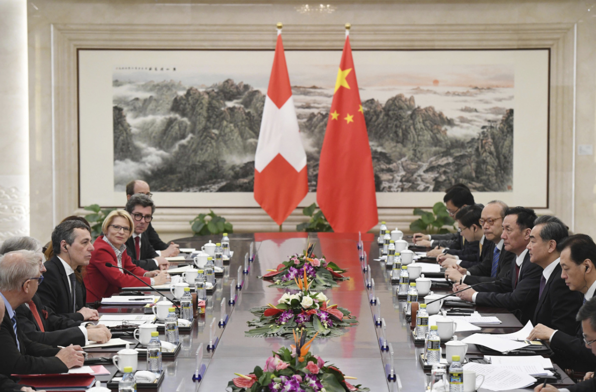 Diplomatie vor Bergpanorama –Treffen von Delegationen der Außenministerien der Schweiz und Chinas in Beijing, 3. April 2018 Diplomatie vor Bergpanorama –Treffen von Delegationen der Außenministerien der Schweiz und Chinas in Beijing, 3. April 2018
