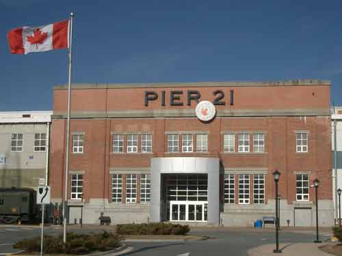 Der industrielle Zweckbau von Pier 21 fügt sich nahtlos in die Hafenarchitektur von Halifax.