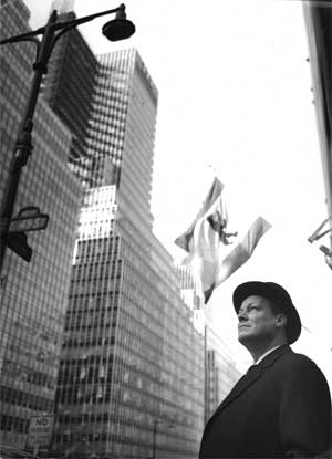 Willy Brandt vor dem Waldorf Astoria Hotel in New York (März 1961)