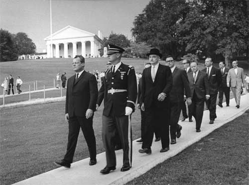 Willy Brandt auf dem Weg zur Grabstätte von John F. Kennedy auf dem Arlington-Friedhof in Washington