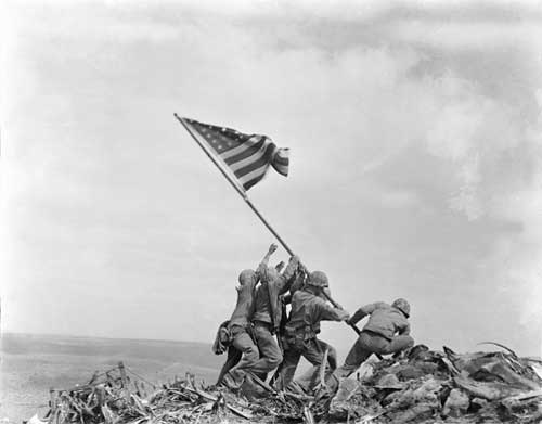 Die Flaggenhissung auf Iwo Jima, 23. Februar 1945 (AP Photo/Joe Rosenthal, unbeschnitten)