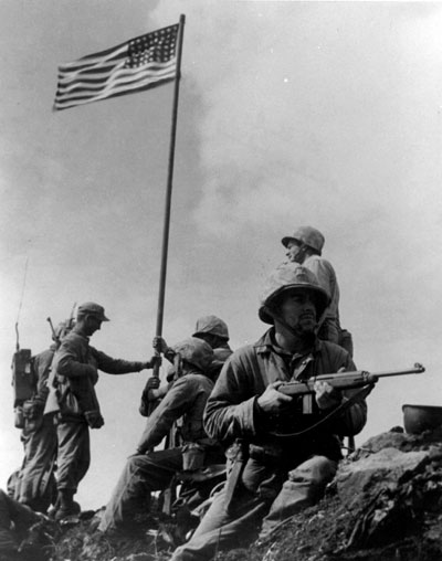 Das erste Hissen der US-Flagge auf dem Mount Suribachi, Iwo Jima, am 23. Februar 1945 (Foto: Louis R. Lowery)