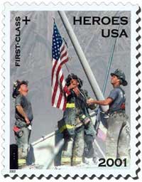 Das Hissen der US-Flagge auf den Ruinen des World Trade Centers; New York, 11.9. 2001. Briefmarke von 2002 mit einem Foto von Thomas E. Franklin (Sammlung Dülffer)
