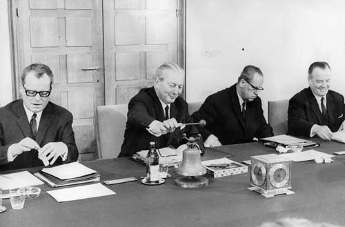 Bundeskanzler Kurt Georg Kiesinger, eingerahmt von Willy Brandt und Herbert Wehner bei der ersten Kabinettssitzung am 7.11.1966